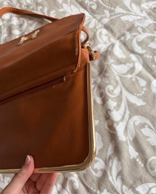 Bolso de mano marrón con detalles dorados