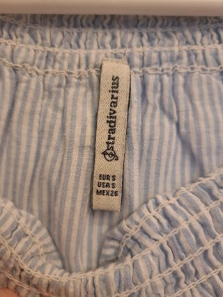 Blusa Stradivarius azul bebé con bordado