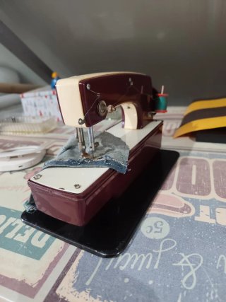 Máquina de coser de juguete antigua