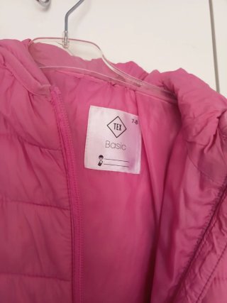 Abrigo infantil rosa con capucha