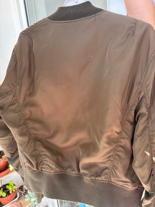 Bomber verde oliva Bershka con parches