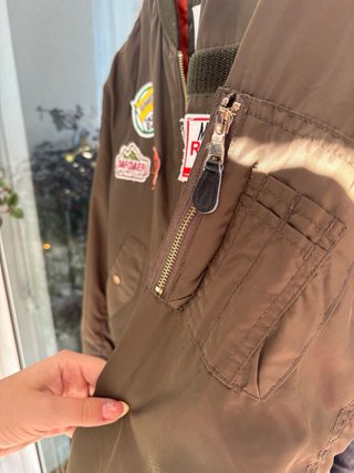 Bomber verde oliva Bershka con parches