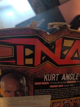 Figura TNA Kurt Angle con silla y tatuaje