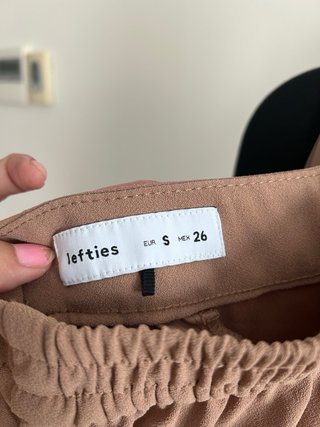 Pantalón beige con botones dorados