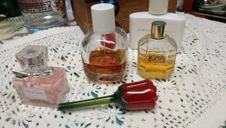 Dos perfumes y tres colonias,dos son antiguas!