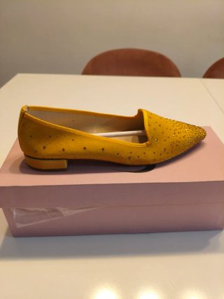Zapatos planos ante amarillo con pedrería