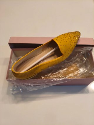 Zapatos planos ante amarillo con pedrería