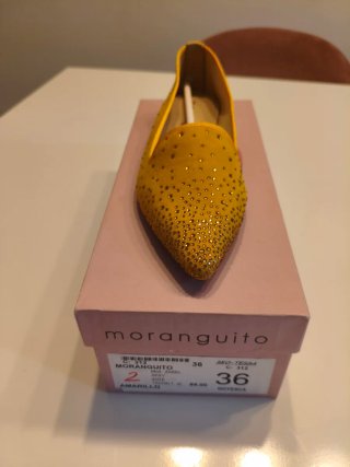 Zapatos planos ante amarillo con pedrería
