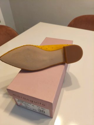 Zapatos planos ante amarillo con pedrería