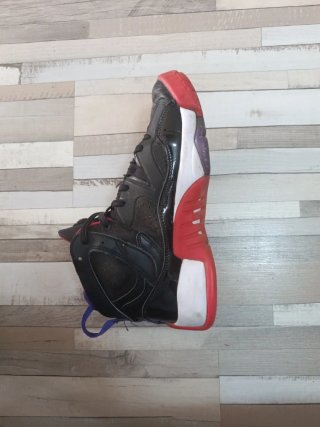 Zapatillas Jordan Negras y Rojas