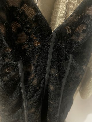 Top de encaje negro con forro beige