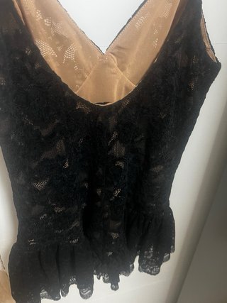 Top de encaje negro con forro beige