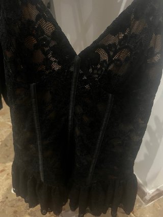 Top de encaje negro con forro beige