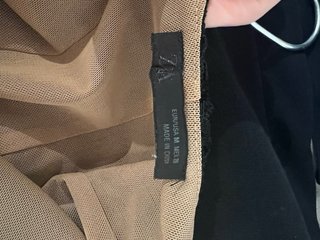 Top de encaje negro con forro beige