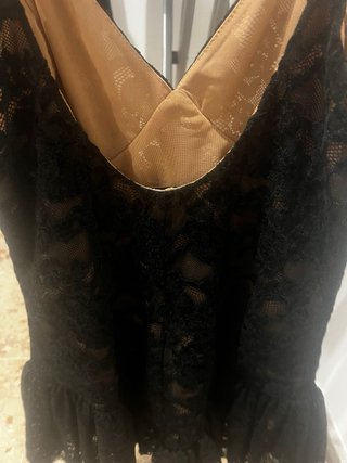 Top de encaje negro con forro beige