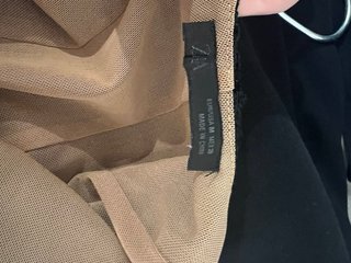 Top de encaje negro con forro beige