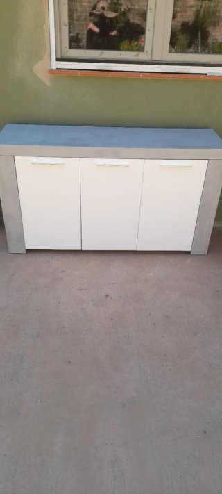 Mueble de salón gris y blanco
