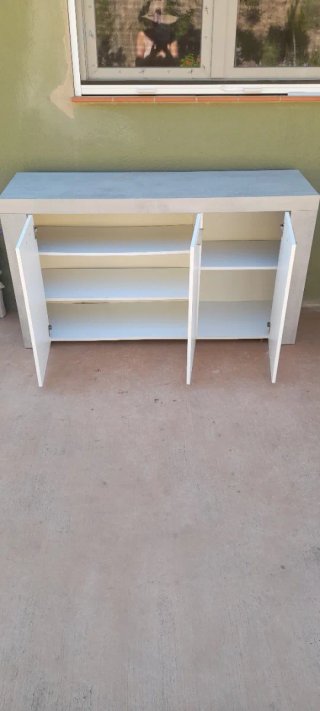Mueble de salón gris y blanco
