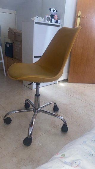 Silla de oficina amarilla y plateada