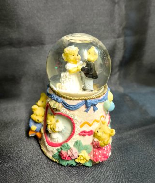 Figuras de Ositos de Boda y Cesta con flores