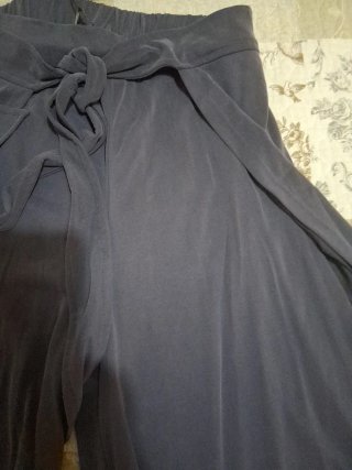 Pantalón Oysho sobre falda gris talla S
