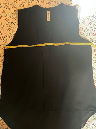 Top nero smanicato fluido