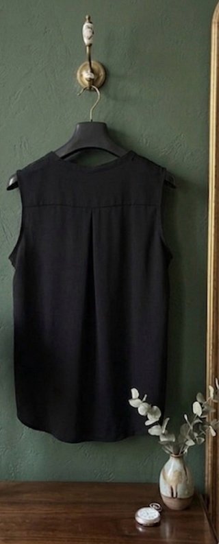 Top nero smanicato fluido