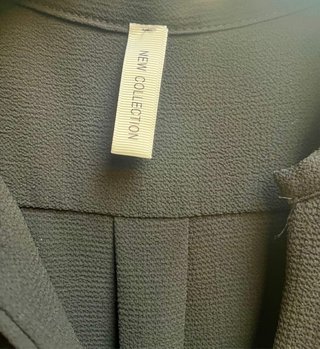 Top nero smanicato fluido