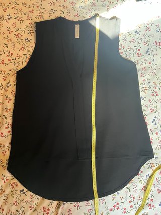 Top nero smanicato fluido