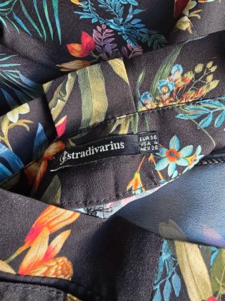 Pantalón estampado floral Stradivarius