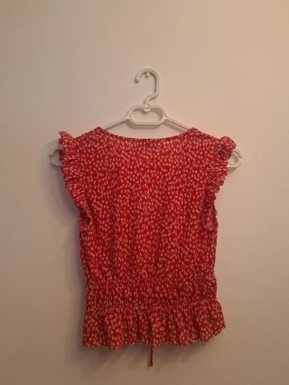 Blusa Bershka floral roja y blanca talla XS