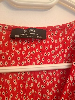 Blusa Bershka floral roja y blanca talla XS