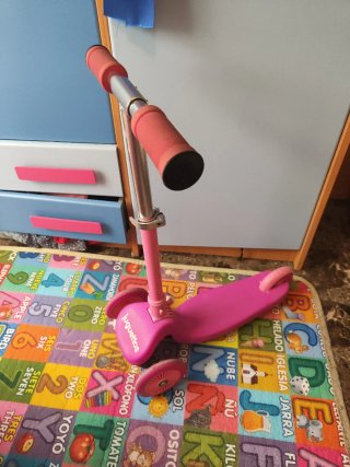 Patinete infantil rosa Juguettos tres ruedas.