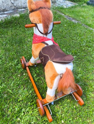 Caballo balancín peluche