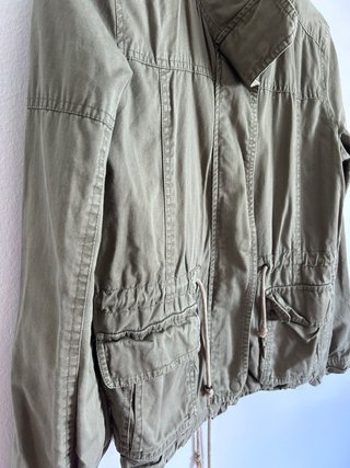 Chaqueta verde militar con cordón