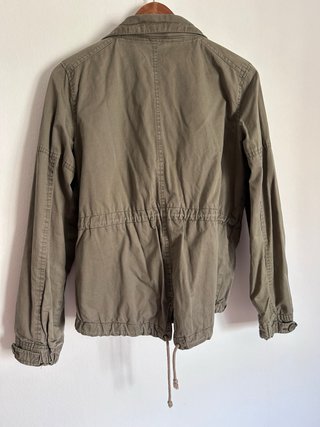 Chaqueta verde militar con cordón