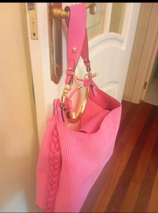 Hoy +rebajado  Bolso rosa Lola Casademunt + Visera