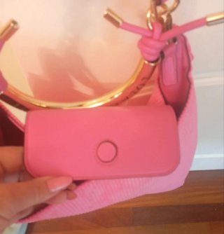 Hoy +rebajado  Bolso rosa Lola Casademunt + Visera
