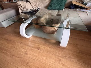 Mesa de centro de cristal y metal