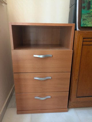 Cajonera de madera con 3 cajones y hueco