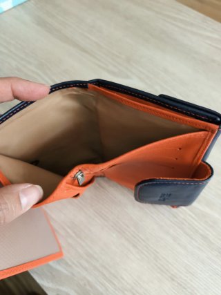 Cartera de piel negra con pespuntes