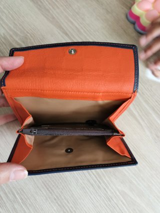 Cartera de piel negra con pespuntes