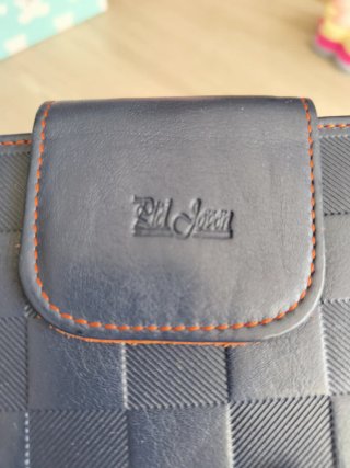 Cartera de piel negra con pespuntes