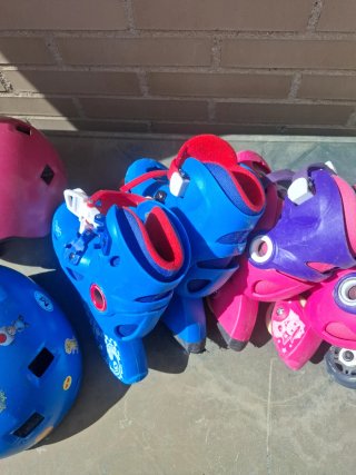 Patines y cascos infantiles varias tallas