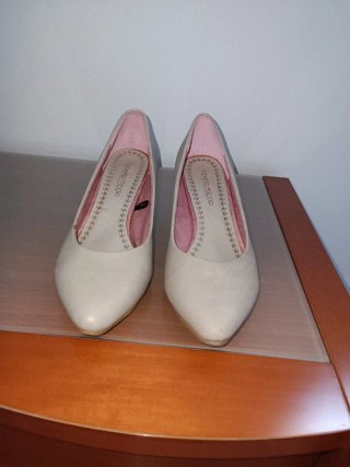 Zapatos de fiesta de tacón beige.