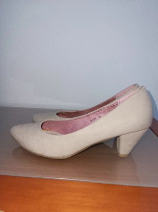 Zapatos de fiesta de tacón beige.