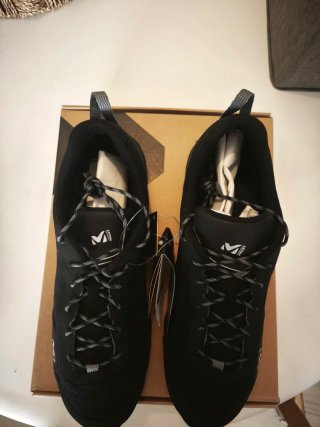Zapatillas Millet Hike Up negras logo blanco