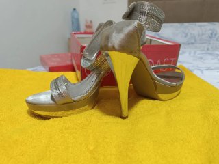 Zapatos de tacón dorados talla 36
