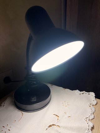 Lámpara de mesa negra flexible