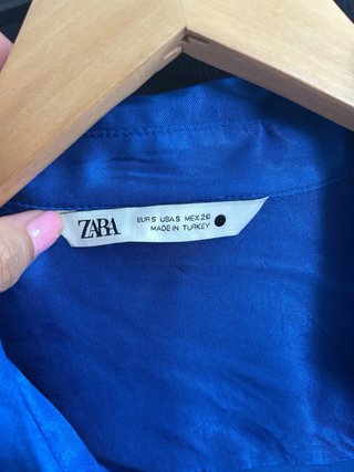 Vestido azul satinado cruzado